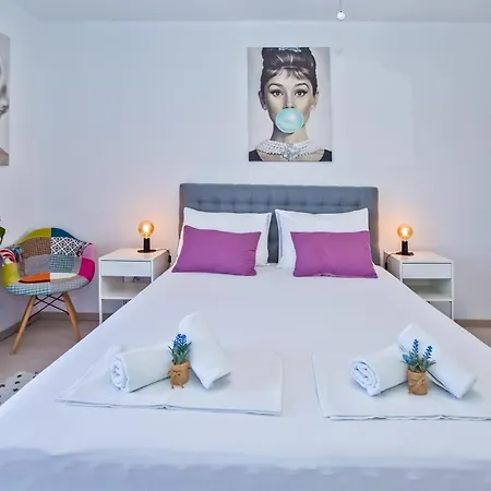 Апартаменти And Marija *