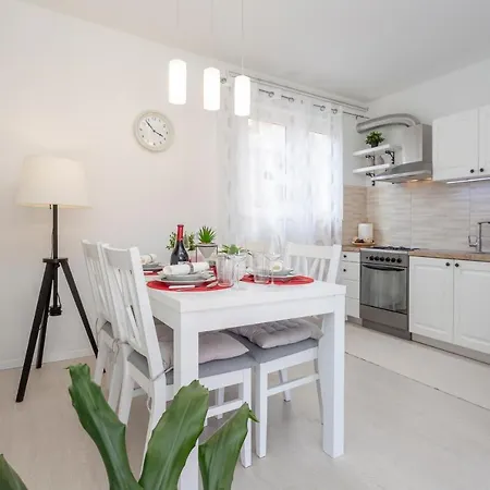 Апартаменти And Marija Хвар